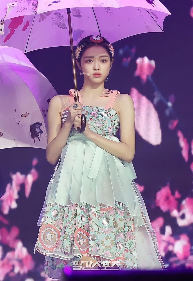 “Mượn” cả phong cách lẫn nhà thiết kế của BLACKPINK nhưng Oh My Girl không hề bị “ném đá” - ảnh 2