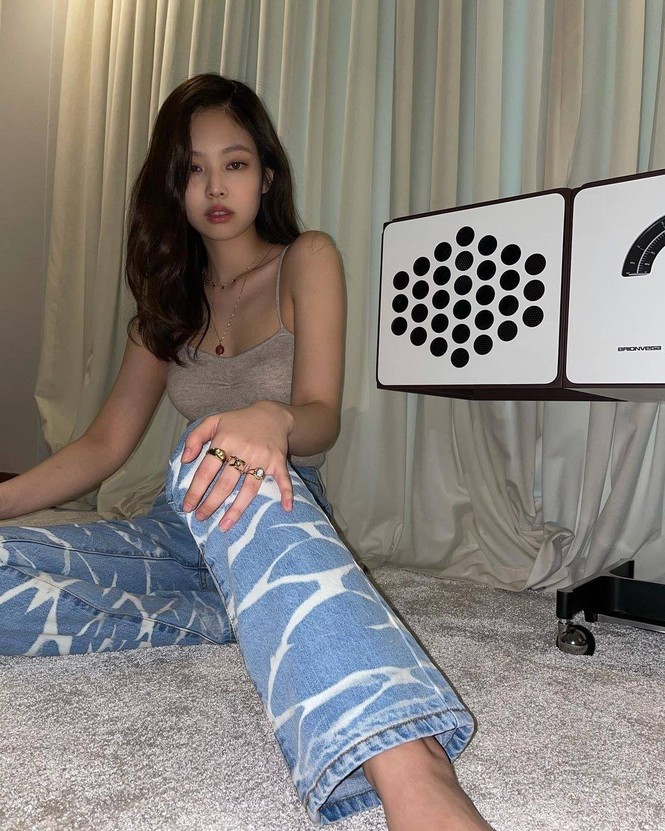 Jennie cứ mặc áo hở vai lại gây bão: Mọi nguyên nhân đều nằm ở đặc điểm cực phẩm này - ảnh 2