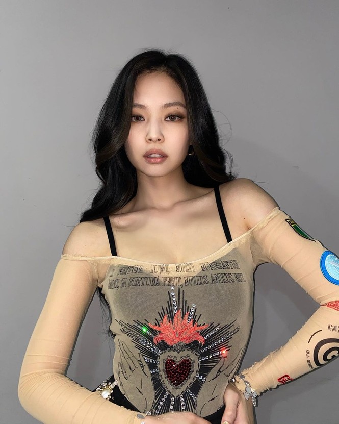 Jennie cứ mặc áo hở vai lại gây bão: Mọi nguyên nhân đều nằm ở đặc điểm cực phẩm này - ảnh 4