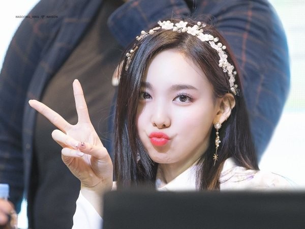 Thêm một nữ idol khiến netizen công nhận thay đổi dáng lông mày tạo nên phép màu cho khuôn mặt - ảnh 3
