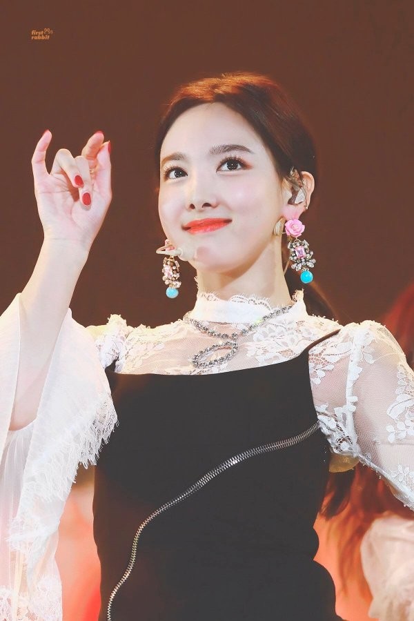 Thêm một nữ idol khiến netizen công nhận thay đổi dáng lông mày tạo nên phép màu cho khuôn mặt - ảnh 4