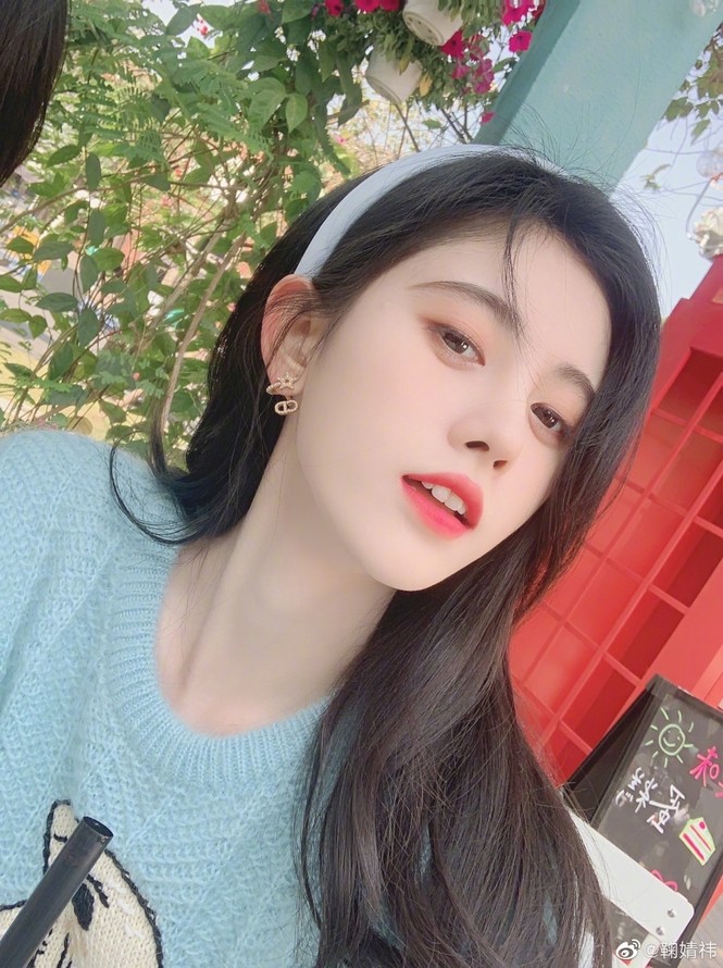 Jisoo vô tình diện đúng mẫu áo len xanh Gucci ồn ào của “mỹ nữ 4000 năm” Cúc Tịnh Y - ảnh 5