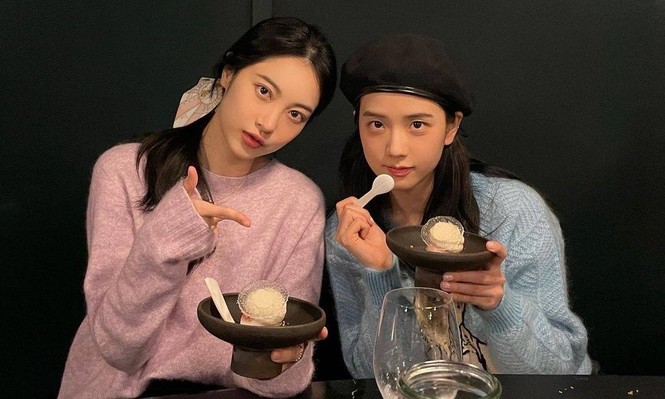 Jisoo vô tình diện đúng mẫu áo len xanh Gucci ồn ào của “mỹ nữ 4000 năm” Cúc Tịnh Y - ảnh 3
