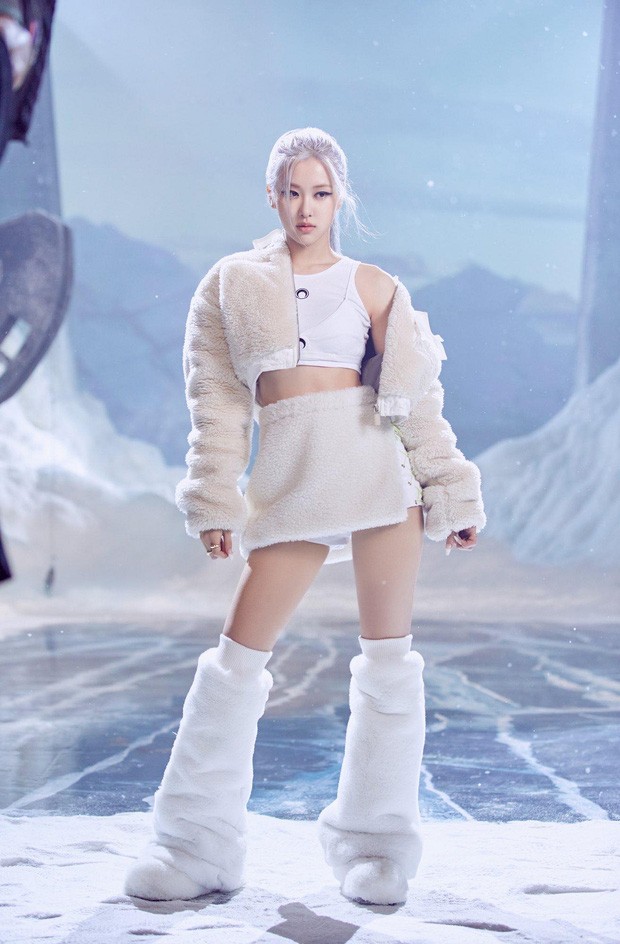 Ngọc Trinh “bắt trend” trang phục trăng lưỡi liềm, một set đồ đụng cả Lisa, Rosé rồi Ryu Jin mới giỏi - ảnh 2