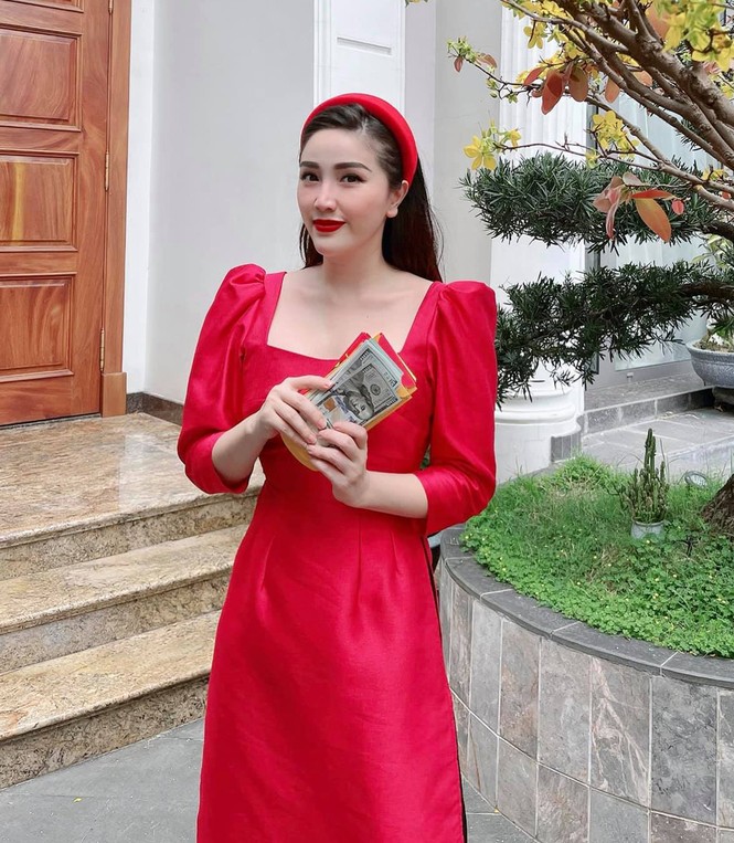 Ngắm sao Việt khoe áo dài ngày Tết mới thấy không phải túi hàng hiệu mà túi cói lên ngôi - ảnh 9