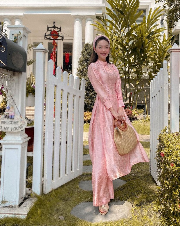 Ngắm sao Việt khoe áo dài ngày Tết mới thấy không phải túi hàng hiệu mà túi cói lên ngôi - ảnh 3