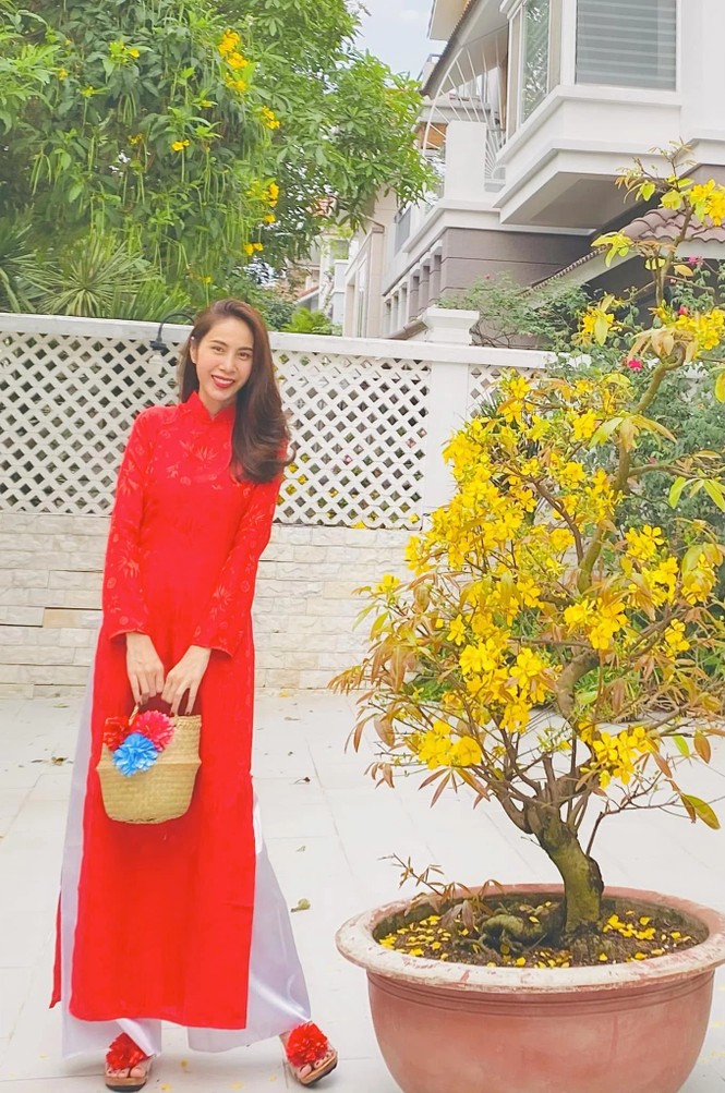 Ngắm sao Việt khoe áo dài ngày Tết mới thấy không phải túi hàng hiệu mà túi cói lên ngôi - ảnh 2