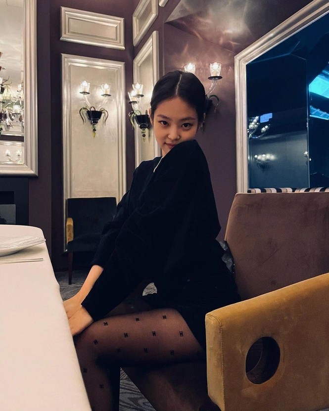 Diện quần tất Chanel gần 10 triệu sau Jennie nhưng Ngọc Trinh vẫn có chiêu gây sốc - ảnh 4