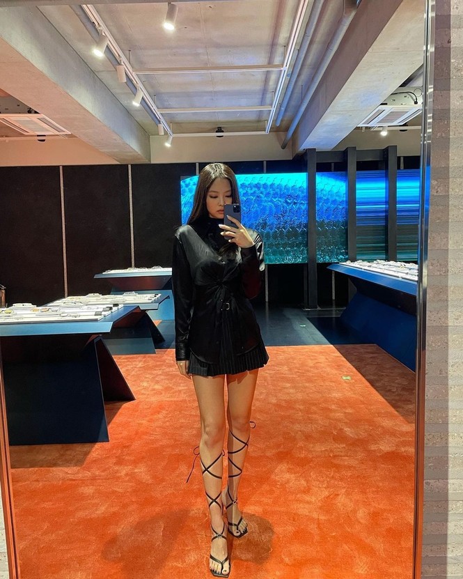 Jennie BLACKPINK lại khiến netizen chỉ muốn ngắm đôi chân cực phẩm - ảnh 2