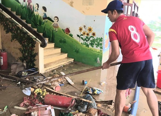 Chùm ảnh: Cô trò hối hả dọn dẹp, sách vở lấm lem bùn đất sau bão lũ - ảnh 2