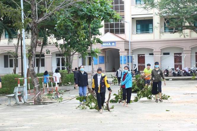 Chùm ảnh: Cô trò hối hả dọn dẹp, sách vở lấm lem bùn đất sau bão lũ - ảnh 4