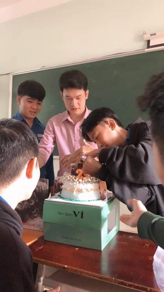 Mỹ nam bạn đang ngắm là một giáo viên dạy Toán, quan trọng là còn độc thân - ảnh 2