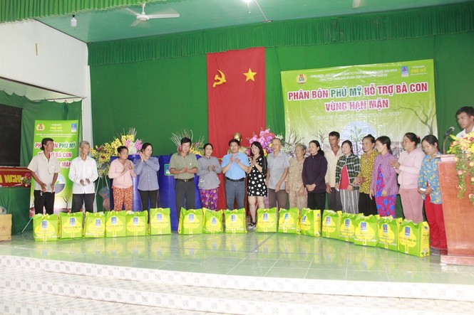 Đạm Phú Mỹ tặng 50 bồn nước cho bà con vùng hạn mặn Bến Tre - ảnh 1