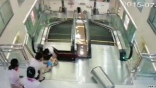 Mẹ hy sinh tính mạng để cứu con khỏi thang cuốn - ảnh 1