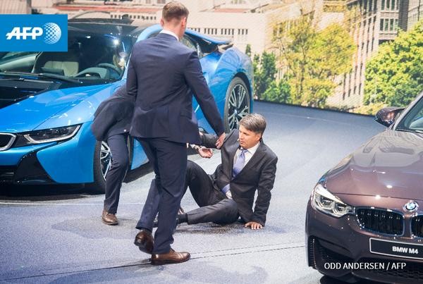 CEO BMW bỗng dưng ngất xỉu khi đang họp báo - ảnh 2