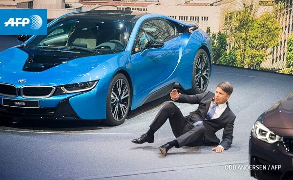 CEO BMW bỗng dưng ngất xỉu khi đang họp báo - ảnh 1