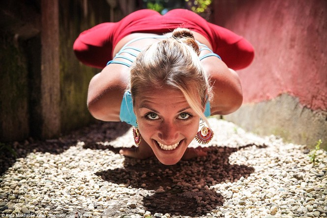 Dân mạng dậy sóng chứng kiến cô gái nín thở 6,5 phút tập yoga dưới biển - ảnh 4