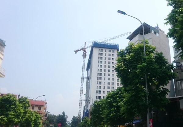 “Cận cảnh” máy cắt dây kim cương xẻ dầm, cột nhà 8B Lê Trực - ảnh 1