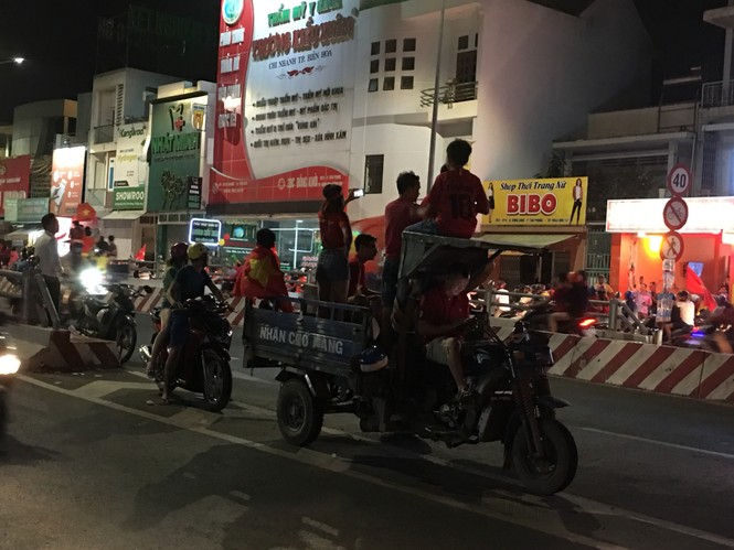 'Đi bão' mừng chiến thắng, hơn 250 phương tiện vi phạm giao thông bị tạm giữ - ảnh 1