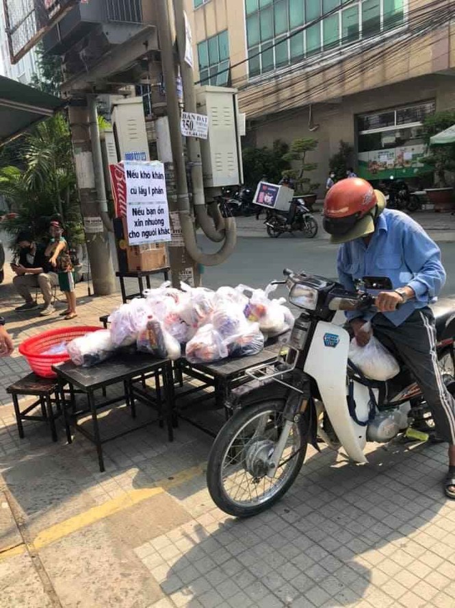 Chia sẻ chống dịch COVID-19: Phát cơm miễn phí, hỗ trợ tiền người bán vé số - ảnh 1
