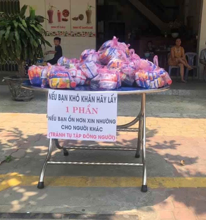 Chia sẻ chống dịch COVID-19: Phát cơm miễn phí, hỗ trợ tiền người bán vé số - ảnh 2