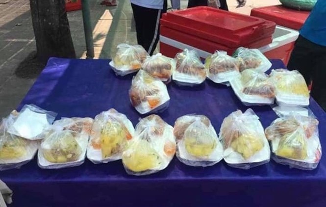 Chia sẻ chống dịch COVID-19: Phát cơm miễn phí, hỗ trợ tiền người bán vé số - ảnh 5