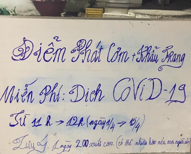 Chia sẻ chống dịch COVID-19: Phát cơm miễn phí, hỗ trợ tiền người bán vé số - ảnh 6
