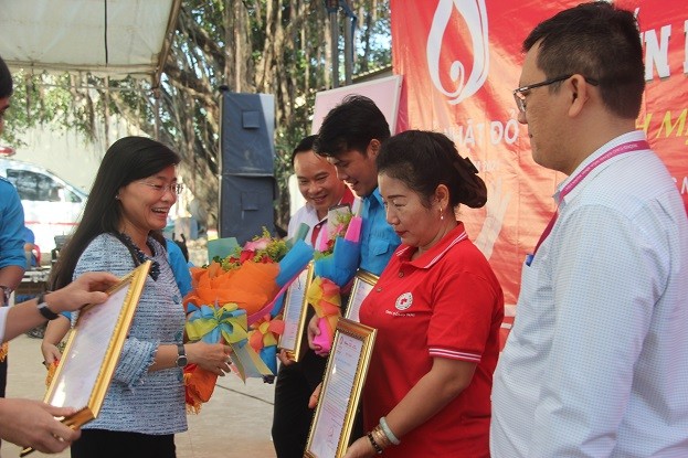 Người đẹp Nhân ái Huỳnh Nguyễn Mai Phương tham gia Chủ nhật Đỏ tại Đồng Nai - ảnh 1