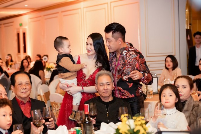 Vợ chồng Tuấn Hưng lần đầu cùng 3 thiên thần nhỏ xuất hiện trên sân khấu - ảnh 2