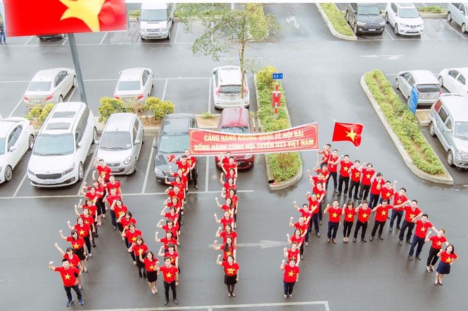 200 nhân viên sân bay Nội Bài đồng phục đỏ rực cổ vũ U23 Việt Nam - ảnh 2