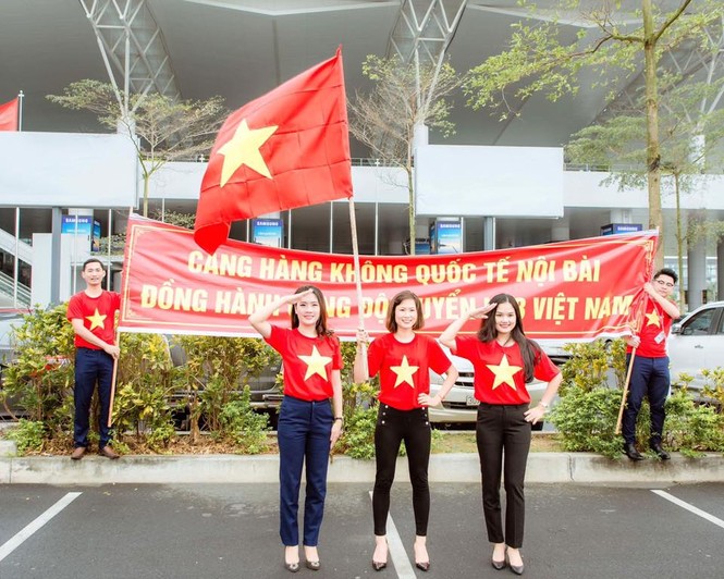 200 nhân viên sân bay Nội Bài đồng phục đỏ rực cổ vũ U23 Việt Nam - ảnh 1
