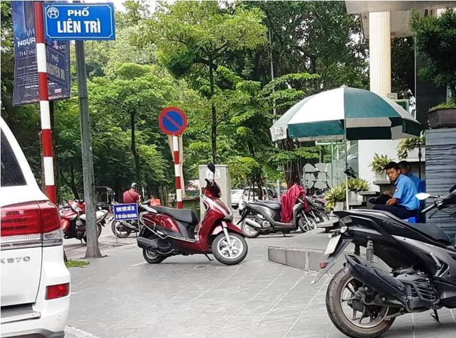 Vỉa hè lạc loài, xoá lối đi dành cho người mù của 'đại gia' Hà Nội - ảnh 4