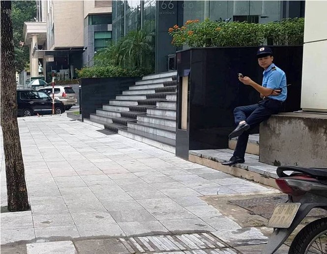 Vỉa hè lạc loài, xoá lối đi dành cho người mù của 'đại gia' Hà Nội - ảnh 3