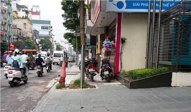Vỉa hè lạc loài, xoá lối đi dành cho người mù của 'đại gia' Hà Nội - ảnh 1