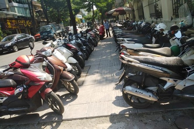 Sau báo cáo Bí thư Hà Nội, vỉa hè 'lạc loài' của đại gia vẫn y nguyên - ảnh 2