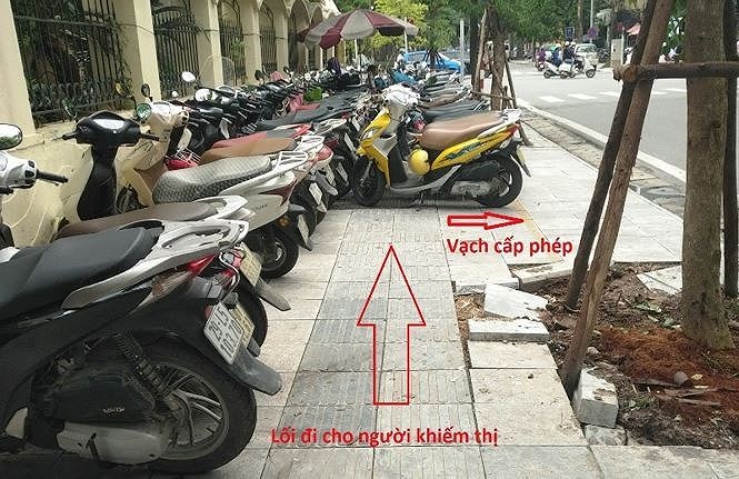 Sau báo cáo Bí thư Hà Nội, vỉa hè 'lạc loài' của đại gia vẫn y nguyên - ảnh 1