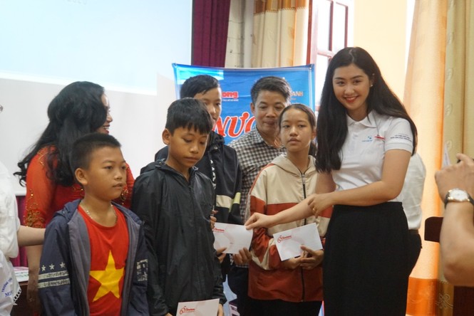 Vẻ đằm thắm của Người đẹp truyền thông Phạm Ngọc Linh ở huyện miền núi, tỉnh Quảng Bình - ảnh 3