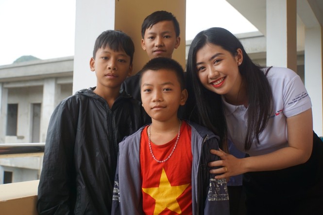 Vẻ đằm thắm của Người đẹp truyền thông Phạm Ngọc Linh ở huyện miền núi, tỉnh Quảng Bình - ảnh 4
