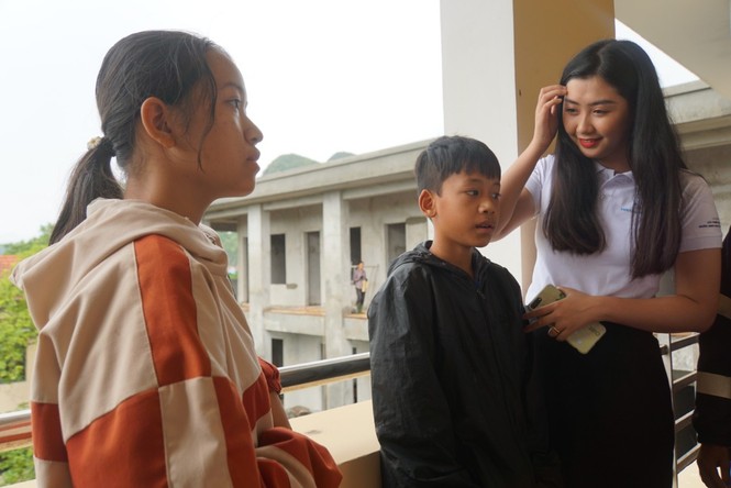 Vẻ đằm thắm của Người đẹp truyền thông Phạm Ngọc Linh ở huyện miền núi, tỉnh Quảng Bình - ảnh 5