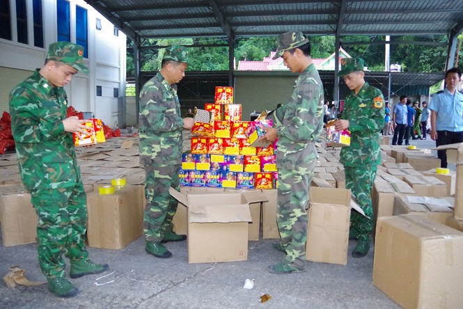 Pháo hoa không tiếng nổ mà người dân được đốt là loại pháo hoa nào? - ảnh 3