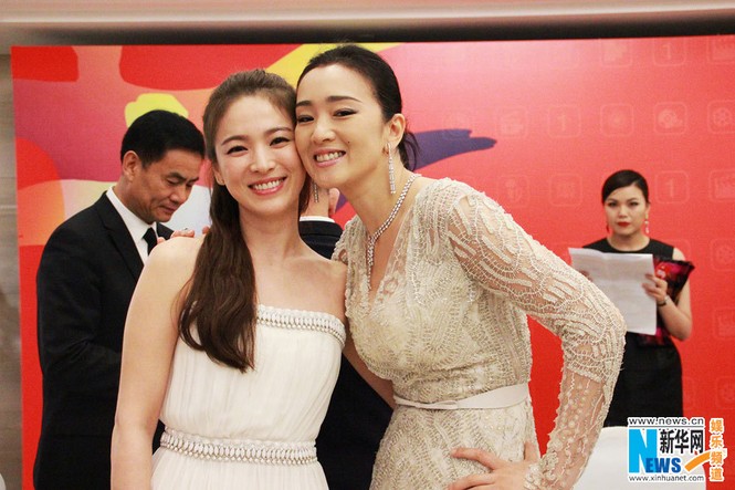 Song Hye Kyo, Củng Lợi, Ôn Bích Hà lộng lẫy trên thảm đỏ - ảnh 3