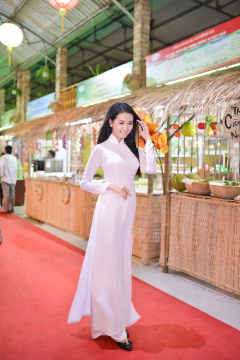 Phan Thị Mơ đẹp hút hồn với áo dài trắng giản dị - ảnh 5