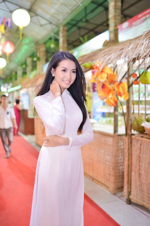 Phan Thị Mơ đẹp hút hồn với áo dài trắng giản dị - ảnh 4