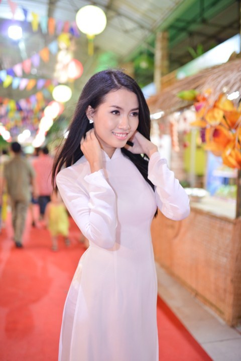 Phan Thị Mơ đẹp hút hồn với áo dài trắng giản dị - ảnh 3