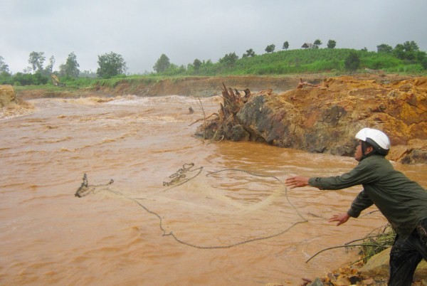 Vỡ đập thủy điện, hạ du chìm trong biển nước - ảnh 6