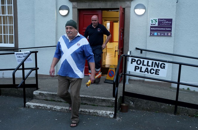 Dân Scotland đi bỏ phiếu cho 'bước ngoặt lịch sử' - ảnh 8