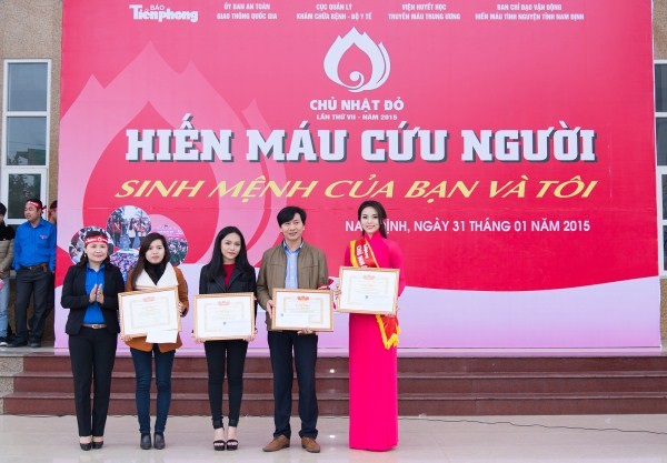 Kỳ Duyên xinh tươi tham dự Chủ nhật Đỏ trên quê nhà - ảnh 3