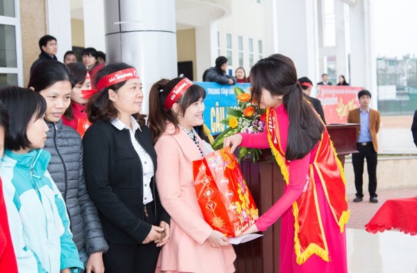 Kỳ Duyên xinh tươi tham dự Chủ nhật Đỏ trên quê nhà - ảnh 5