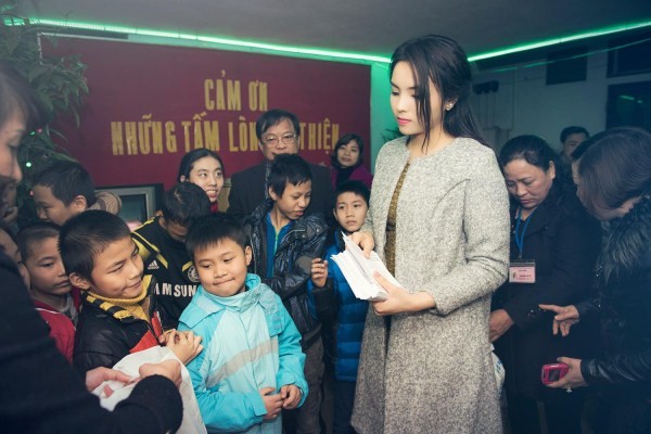 Kỳ Duyên xinh tươi tham dự Chủ nhật Đỏ trên quê nhà - ảnh 6