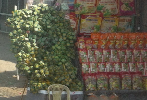 Mùng 3 Tết, nông dân ra ruộng, tiểu thương bám đường - ảnh 11